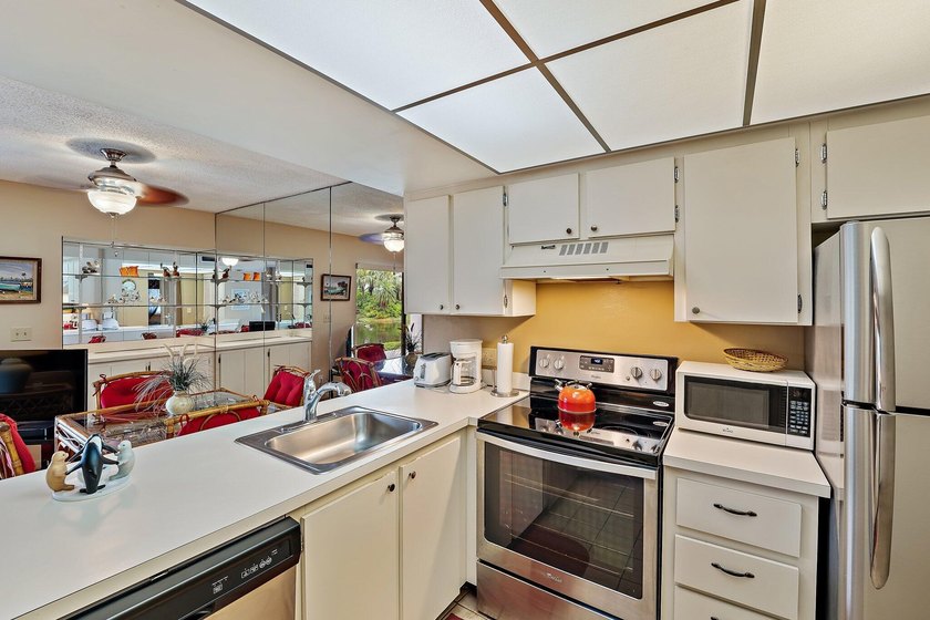 Lovely ground floor condo in one of the most desirable beach - photo 12