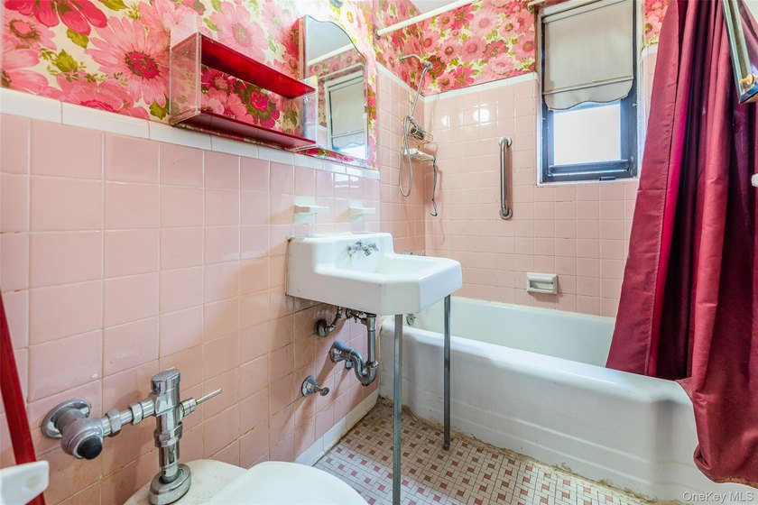 2 bedrooms corner unit located in downtown Flushing.Conveniently - photo 8