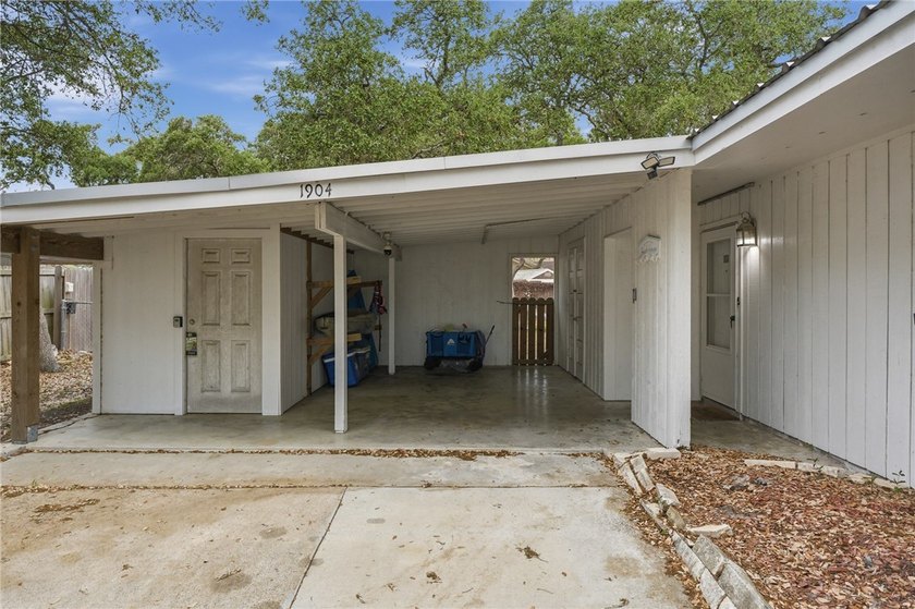 Charming 3-bedroom, 1.5-bath home currently operating as a - photo 3