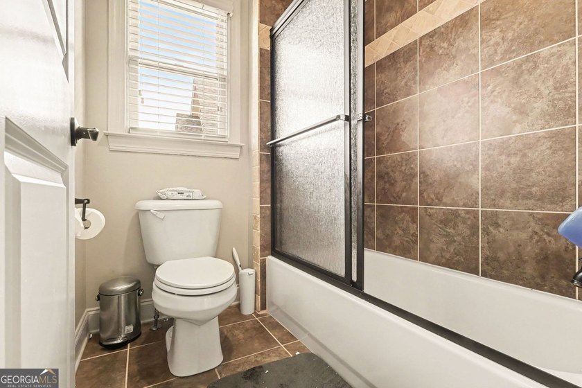 Welcome to this stunning 6-bedroom, 4-bathroom home located in a - photo 30