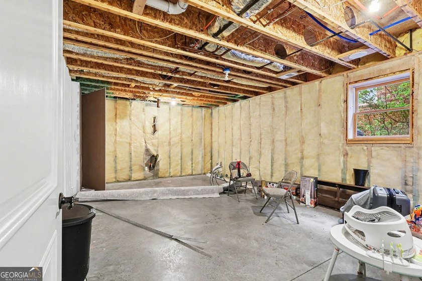 Welcome to this stunning 6-bedroom, 4-bathroom home located in a - photo 42