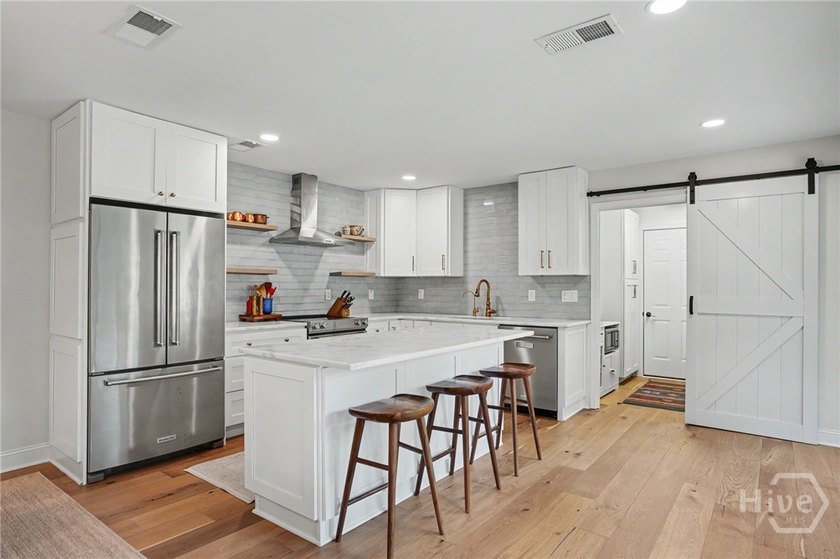 Rare opportunity to own a completely updated, designer-style - photo 11