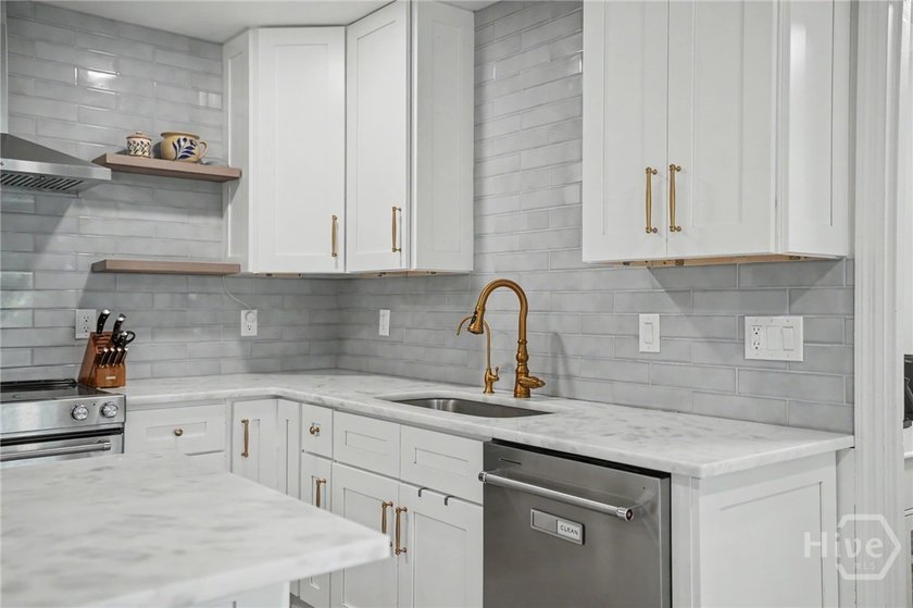 Rare opportunity to own a completely updated, designer-style - photo 13