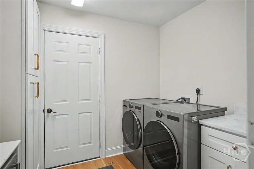 Rare opportunity to own a completely updated, designer-style - photo 16