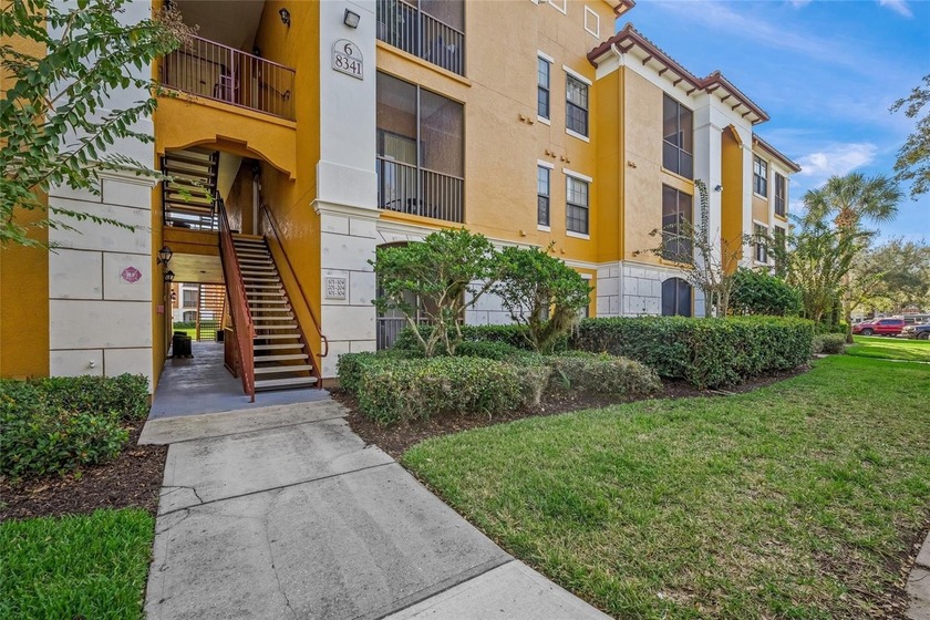 Resort-style living in a prime Sarasota location! This inviting - photo 3