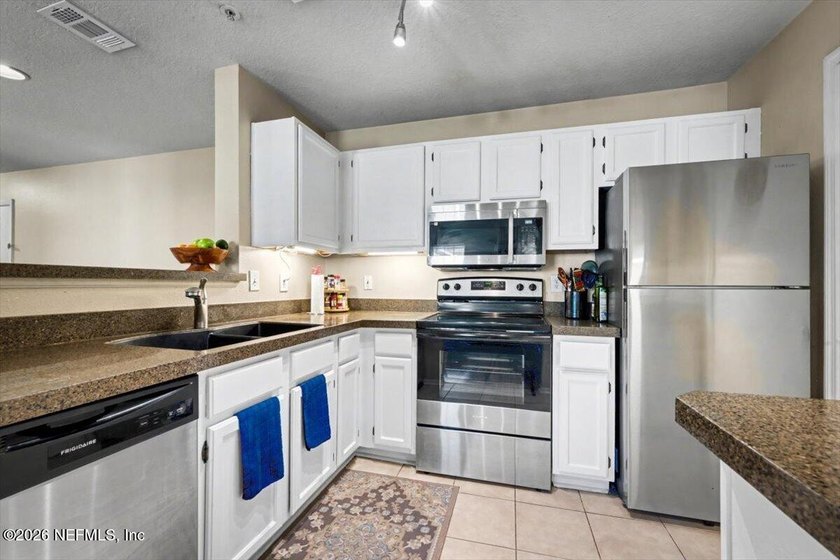 Beautifully updated 2BR/2BA condo in Villas of Timberlin Park - photo 14