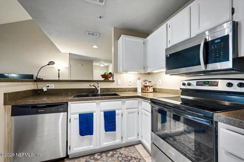 Beautifully updated 2BR/2BA condo in Villas of Timberlin Park - photo 17