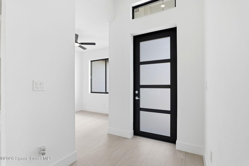 Move-in ready and perfectly positioned on a desirable CORNER LOT - photo 5