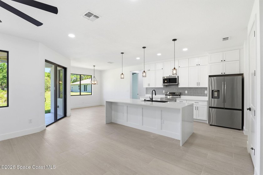 Move-in ready and perfectly positioned on a desirable CORNER LOT - photo 6