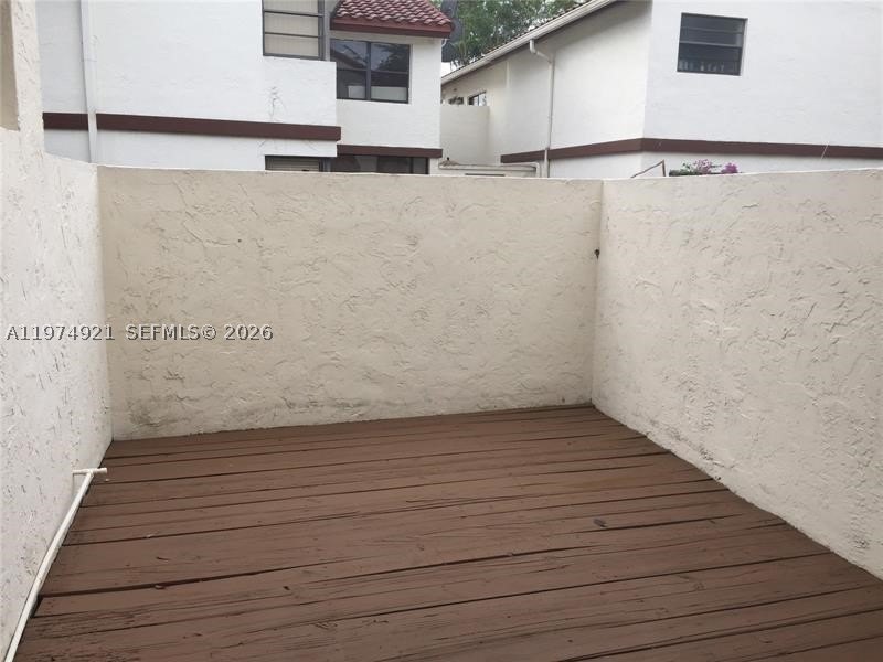 SPACIOUS 3/2 TOWNHOUSE IN GATED COMMUNITY. CONVENIENTLY LOCATED - photo 3