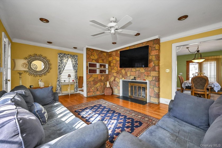 Location ! Location ! North Flushing Colonial on 4400 Sqft - photo 3