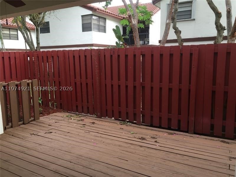 SPACIOUS 3/2 TOWNHOUSE IN GATED COMMUNITY. CONVENIENTLY LOCATED - photo 4