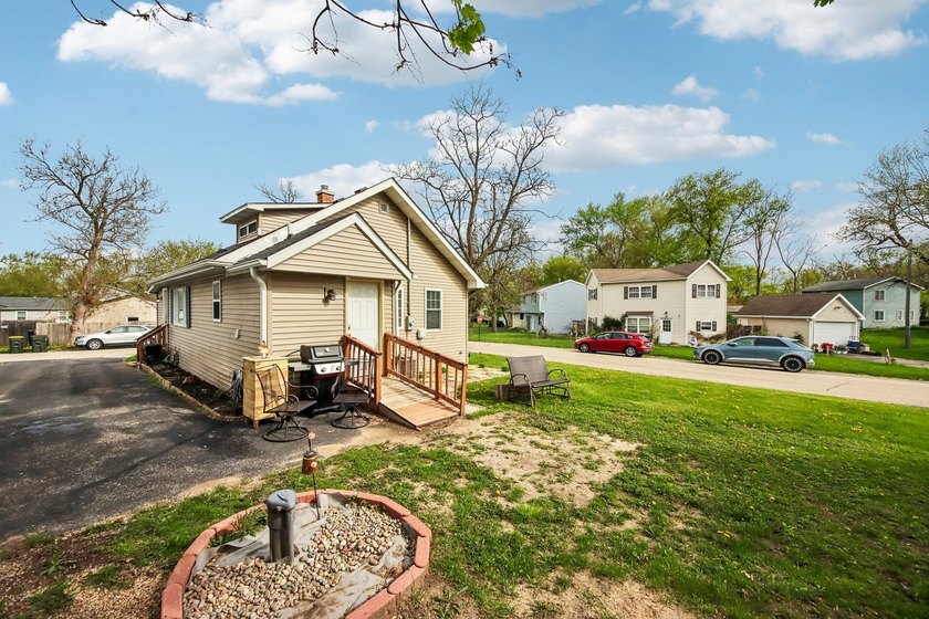 FULLY RENOVATED in 2023, this 3-bedroom home on a corner lot - photo 27