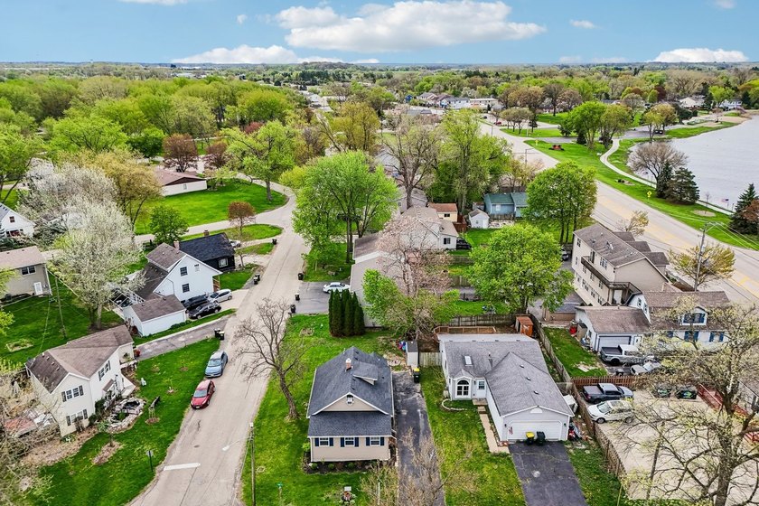 FULLY RENOVATED in 2023, this 3-bedroom home on a corner lot - photo 33