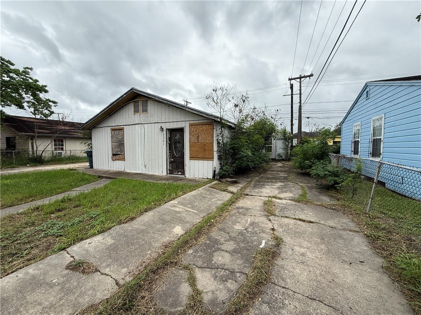 Selling AS IS ! Looking for investors, flippers, or buyers ready - photo 2