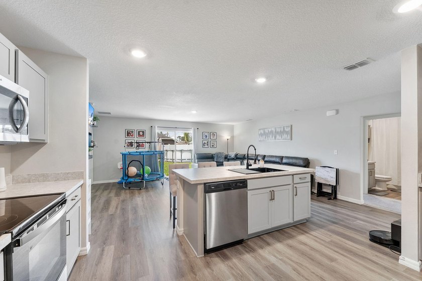 Discover this stunning 4 bedroom, 2 bathroom single family home - photo 13