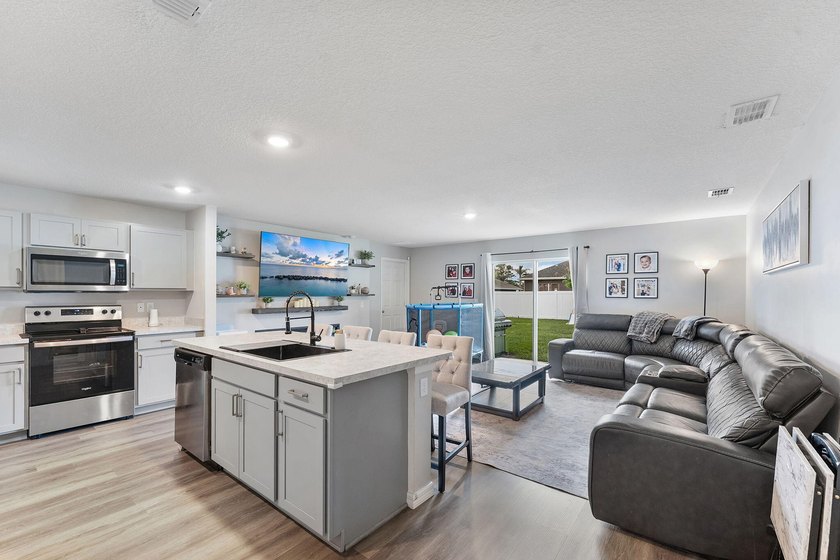 Discover this stunning 4 bedroom, 2 bathroom single family home - photo 15