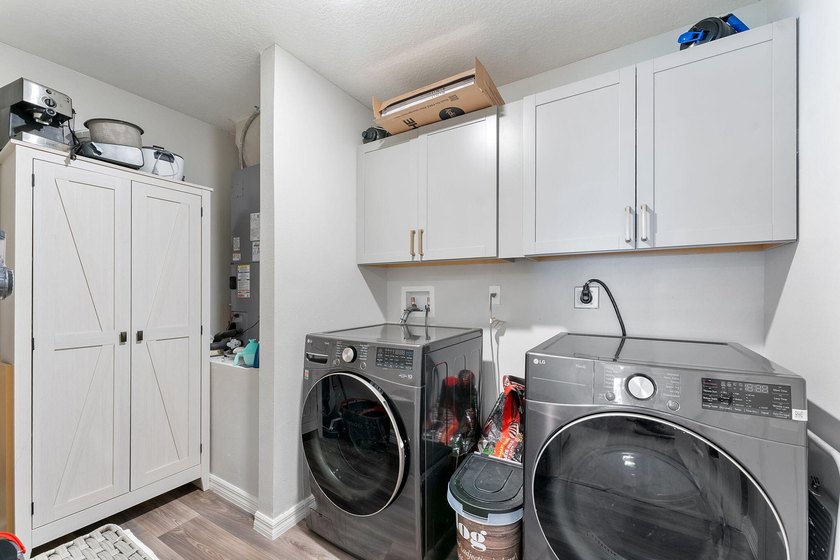 Discover this stunning 4 bedroom, 2 bathroom single family home - photo 19