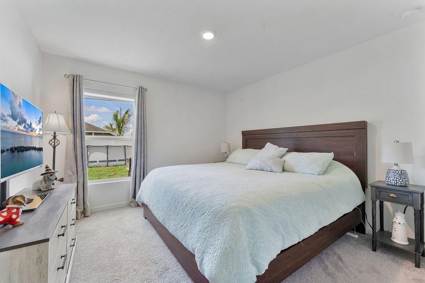 Discover this stunning 4 bedroom, 2 bathroom single family home - photo 22