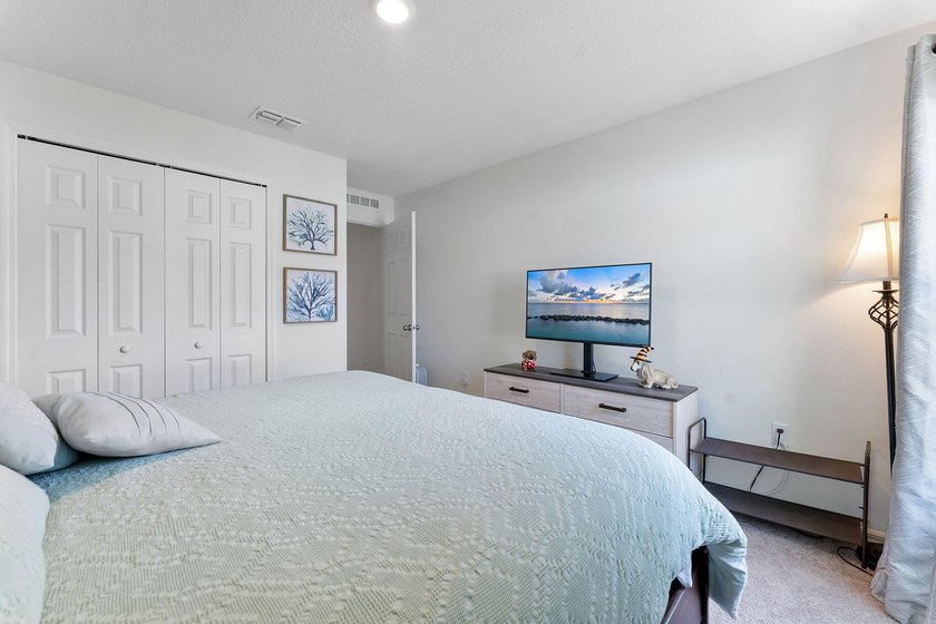 Discover this stunning 4 bedroom, 2 bathroom single family home - photo 23