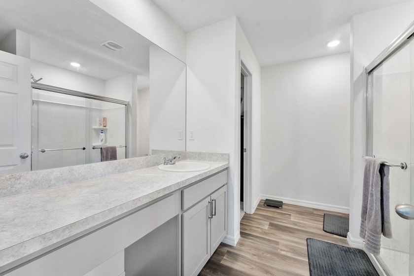 Discover this stunning 4 bedroom, 2 bathroom single family home - photo 28