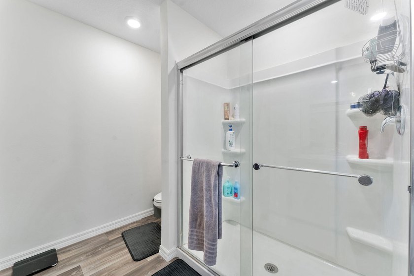 Discover this stunning 4 bedroom, 2 bathroom single family home - photo 29