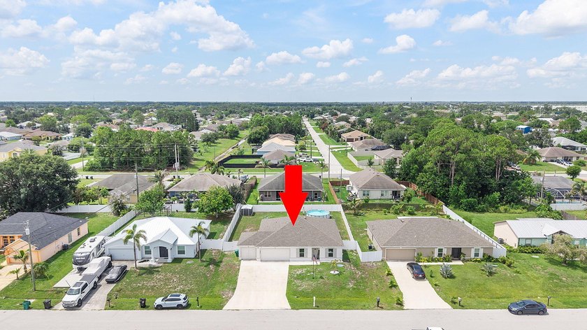Discover this stunning 4 bedroom, 2 bathroom single family home - photo 32