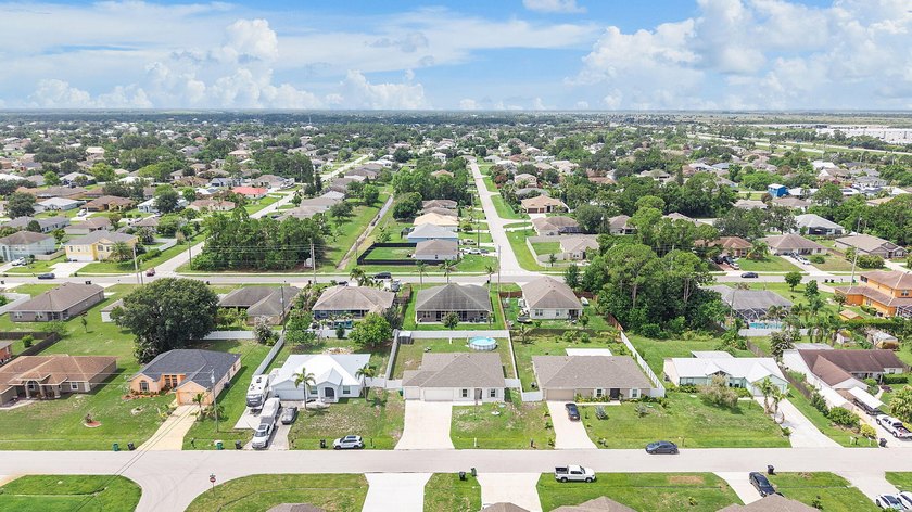 Discover this stunning 4 bedroom, 2 bathroom single family home - photo 33