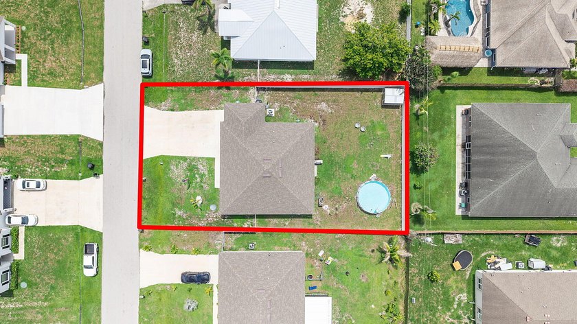 Discover this stunning 4 bedroom, 2 bathroom single family home - photo 38
