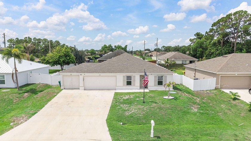 Discover this stunning 4 bedroom, 2 bathroom single family home - photo 39