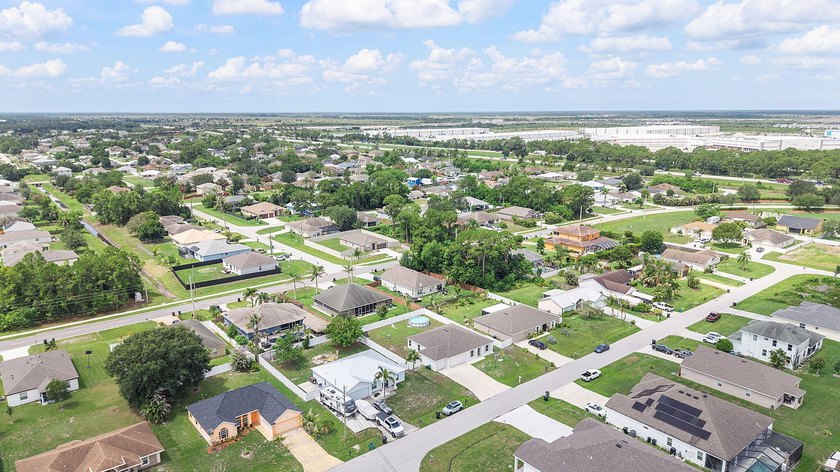 Discover this stunning 4 bedroom, 2 bathroom single family home - photo 40