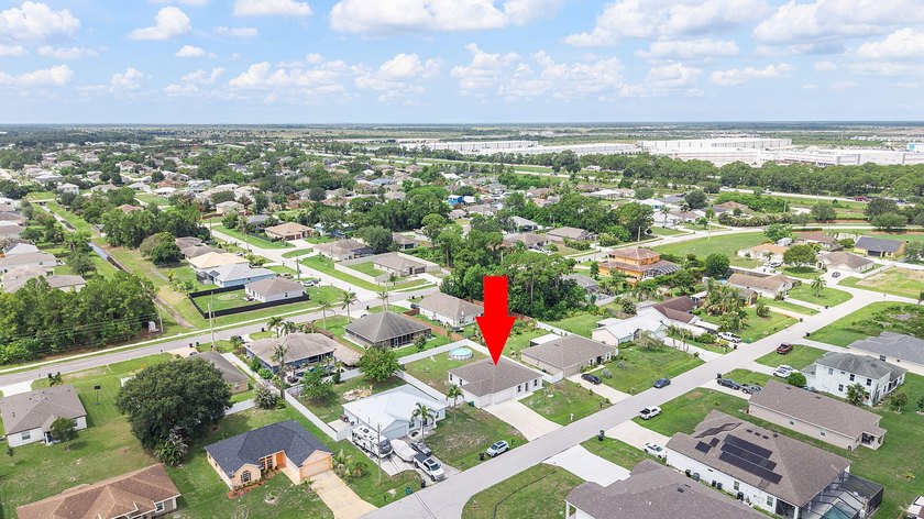 Discover this stunning 4 bedroom, 2 bathroom single family home - photo 41