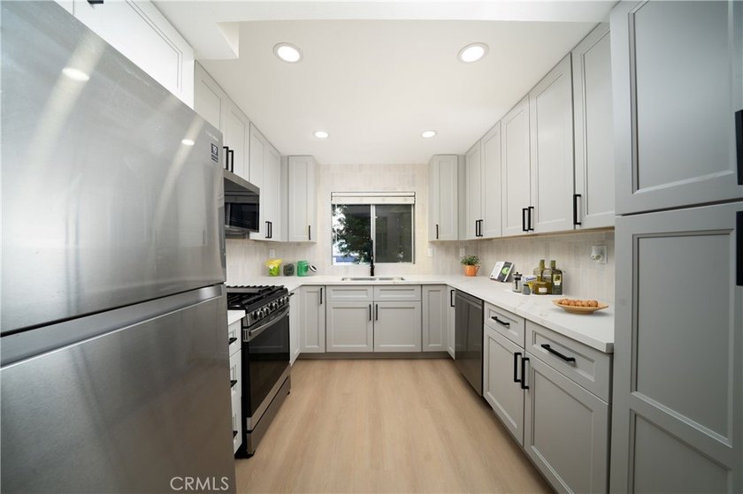 Welcome to this beautifully updated 3-bedroom, 2.5-bathroom home - photo 5