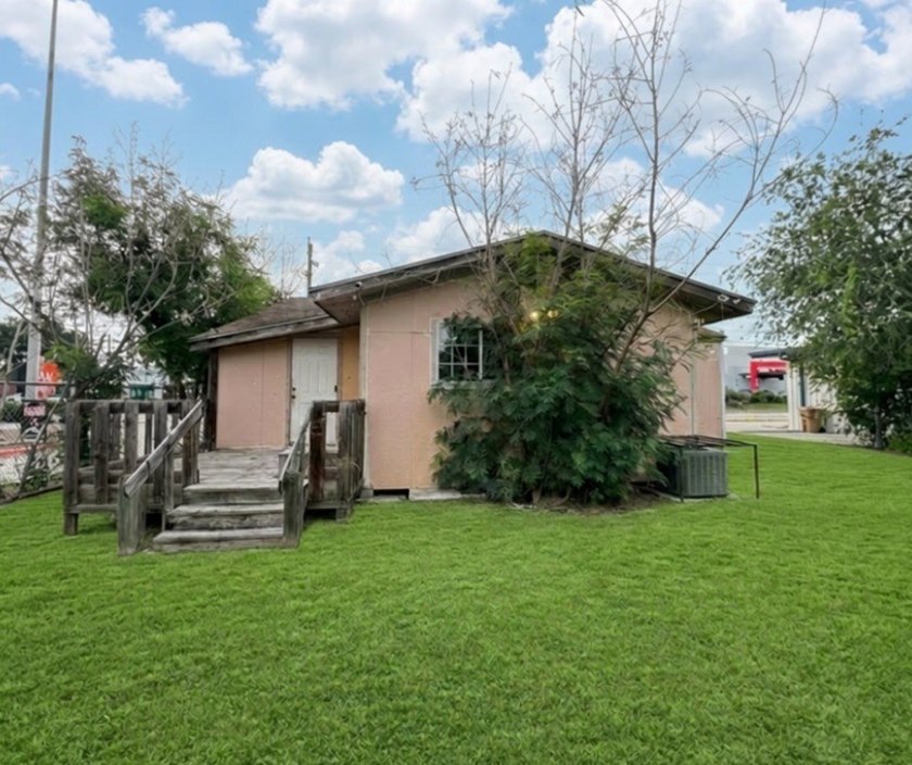 Welcome to 4325 Kostoryz Road in Corpus Christi, a versatile - photo 13