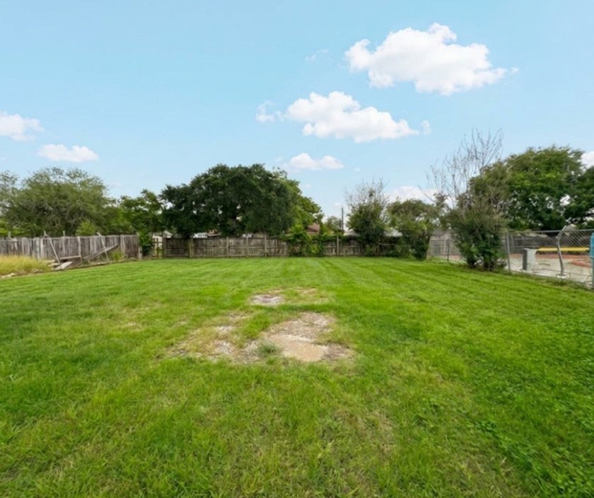 Welcome to 4325 Kostoryz Road in Corpus Christi, a versatile - photo 15