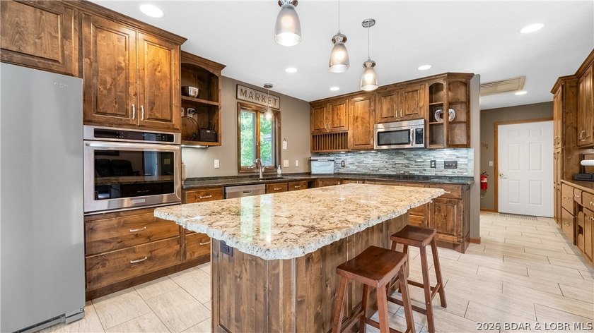 Inviting Lake Home in prestigous Foxhead Shores Estates brings - photo 11
