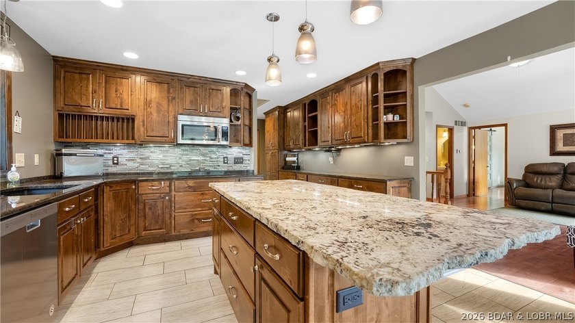 Inviting Lake Home in prestigous Foxhead Shores Estates brings - photo 13