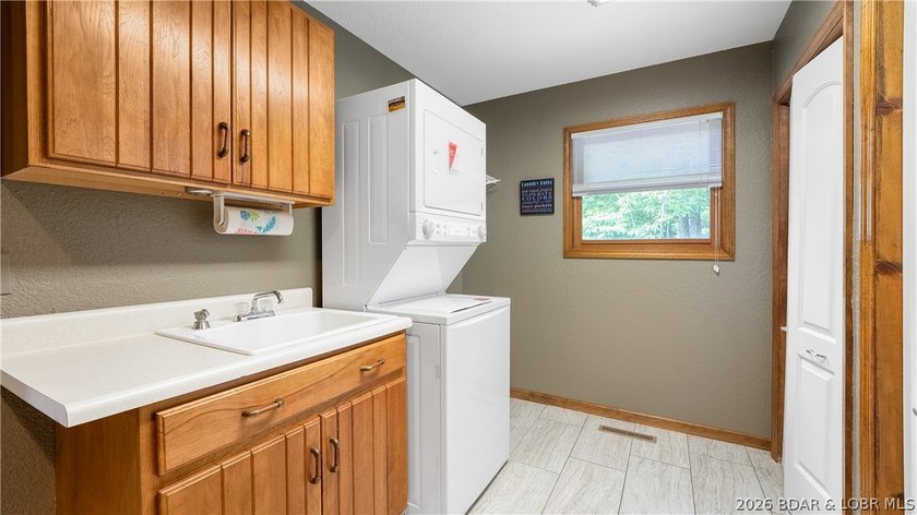 Inviting Lake Home in prestigous Foxhead Shores Estates brings - photo 17