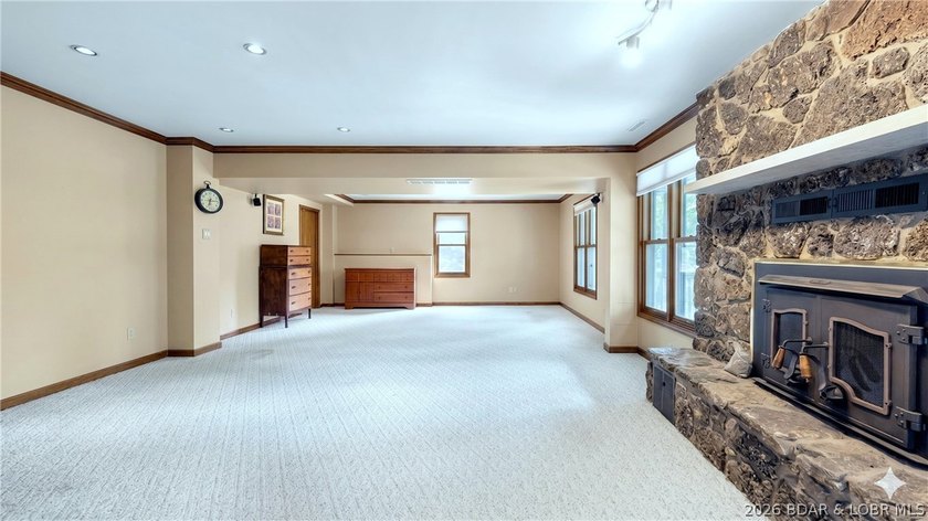 Inviting Lake Home in prestigous Foxhead Shores Estates brings - photo 18