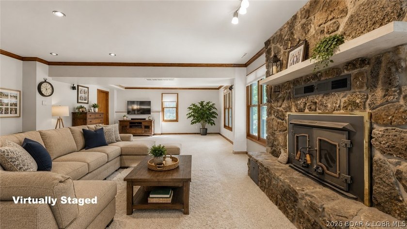 Inviting Lake Home in prestigous Foxhead Shores Estates brings - photo 19