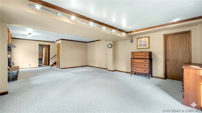 Inviting Lake Home in prestigous Foxhead Shores Estates brings - photo 20