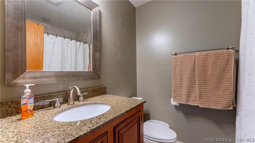 Inviting Lake Home in prestigous Foxhead Shores Estates brings - photo 27