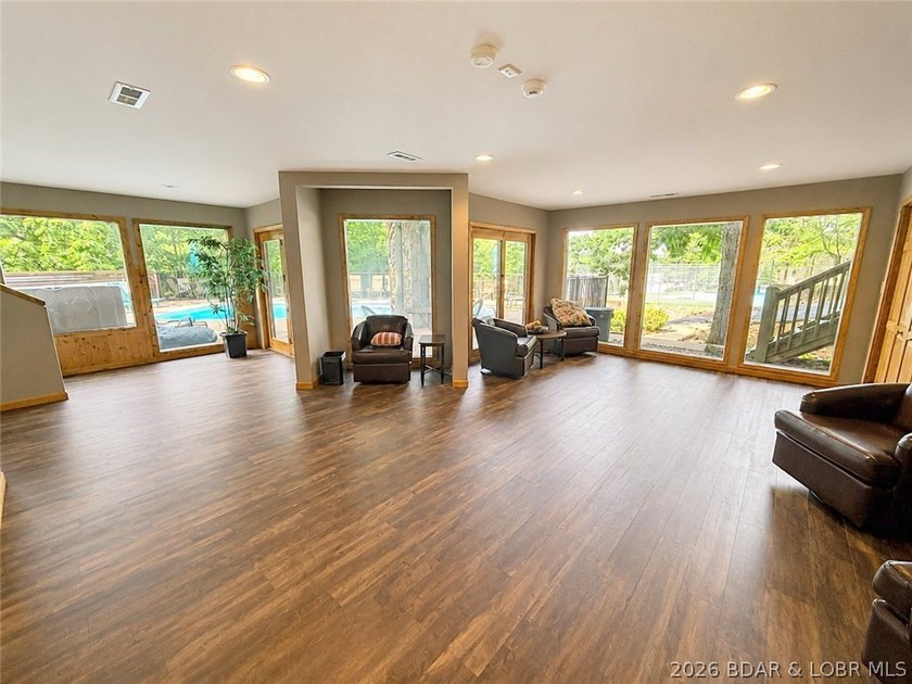 Inviting Lake Home in prestigous Foxhead Shores Estates brings - photo 49