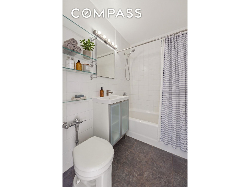 Welcome home to this sunny and peaceful one bedroom unit in the - photo 5