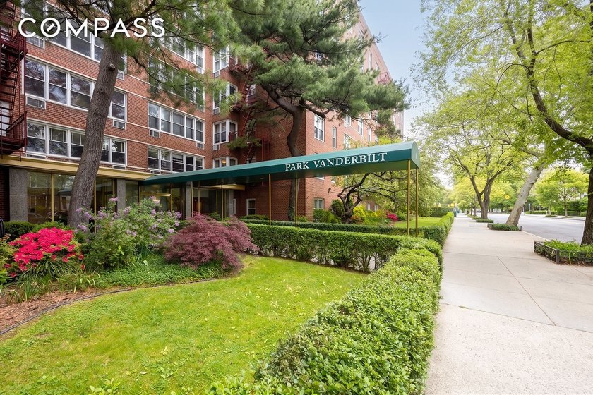 Welcome home to this sunny and peaceful one bedroom unit in the - photo 8