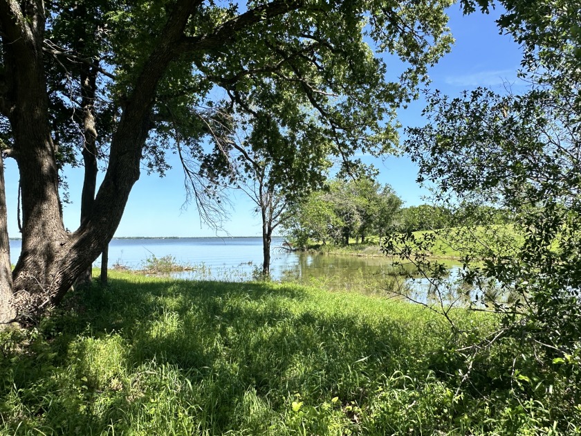 Beautiful waterfront lot in Admiral Shores - photo 9