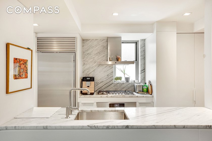 **Huge 3-Bedroom Co-op on Billionaire Row** A stunning - photo 4