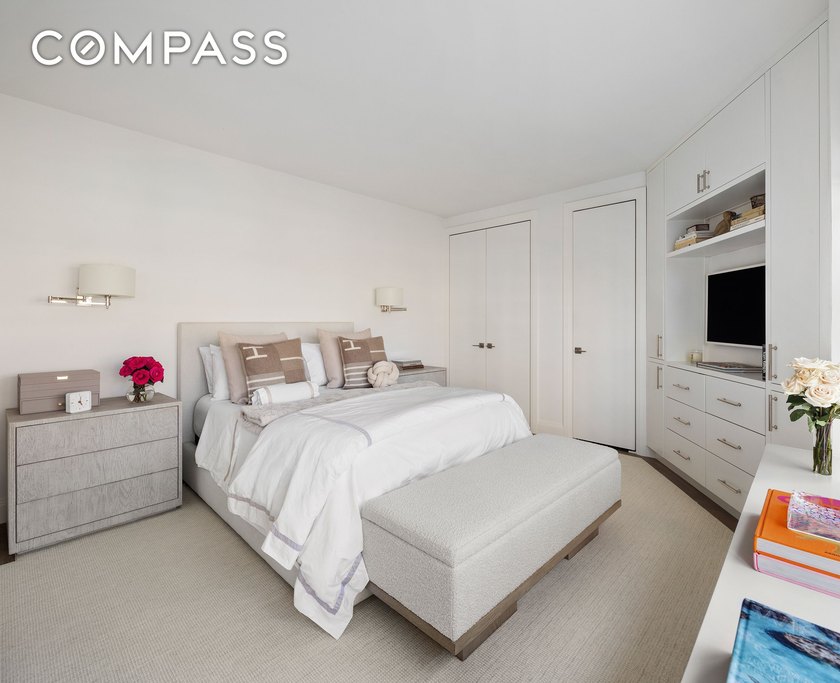 **CHIC, SOPHISTICATED PENTHOUSE** with a beautifully landscaped - photo 3