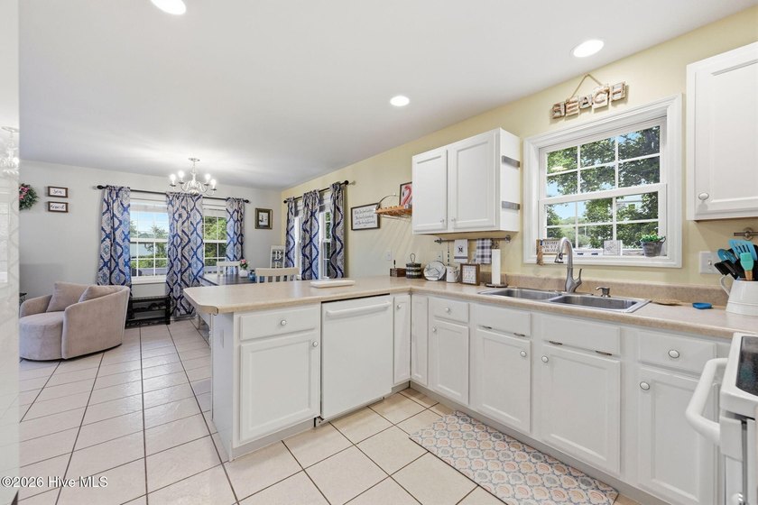DECKed Out in Coastal Style and Comfort! Welcome to this - photo 14
