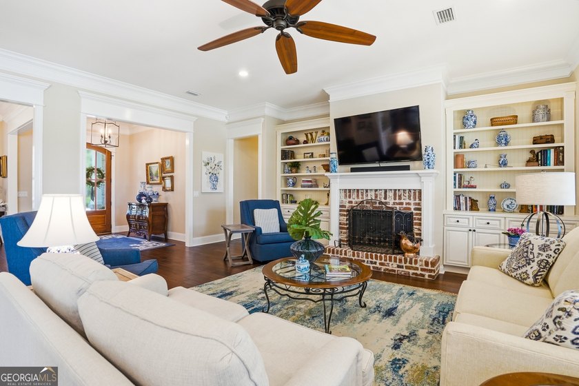 Welcome to this beautifully custom designed 3/4 bedroom, 4 bath - photo 10